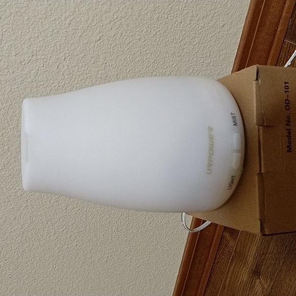 Oil diffuser with light - Picture 2 of 3